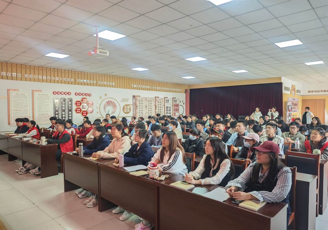 许多人在房间里描述已自动生成